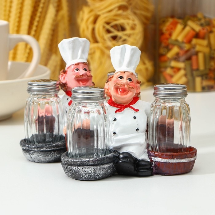 Набор для специй из стекла на подставке &laquo;Повар на диване&raquo;, 3 предмета: солонка 50 мл, перечница 50 мл, подставка, фигурка МИКС