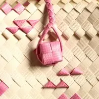 Сумка плетёная на застёжке «Девочка с букетом», 40×10×55 см, пластик, бело-розовая Сумка плетёная на застёжке «Девочка с букетом», 40×10×55 см, пластик, бело-розовая