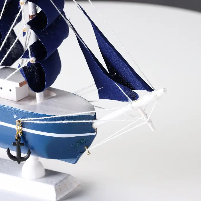 Сувенирная модель корабля &laquo;Дорита&raquo;, борта синие с белой полосой, паруса синие, 23&times;5.5&times;21 см