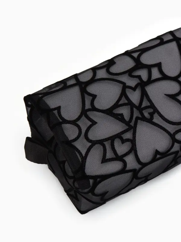 Косметичка дор Сердца 17,5*9*11, отд на молнии, черный Косметичка дор Сердца 17,5*9*11, отд на молнии, черный