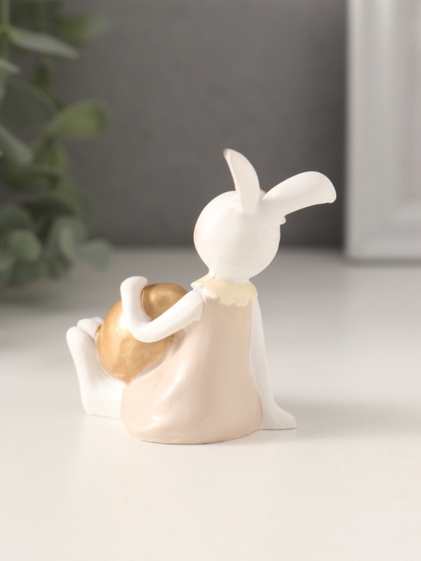 Сувенир полистоун  Сувенир полистоун "Белая зайка в бежевом платье, с золотым яичком" 8х4,5х7 см