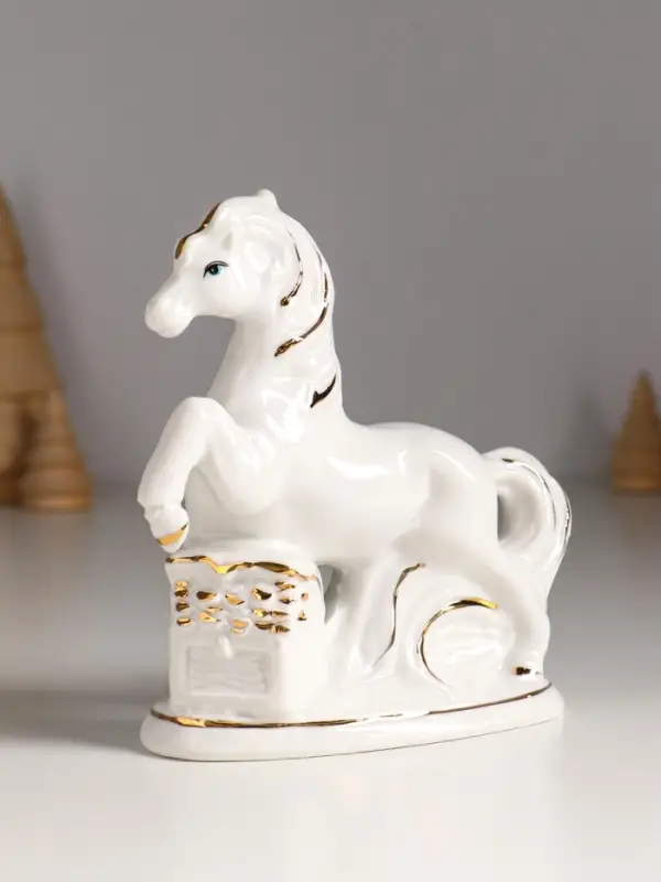 Сувенир керамика "Конь с сундуком монет" белый с золотом 13х5,5х13 см