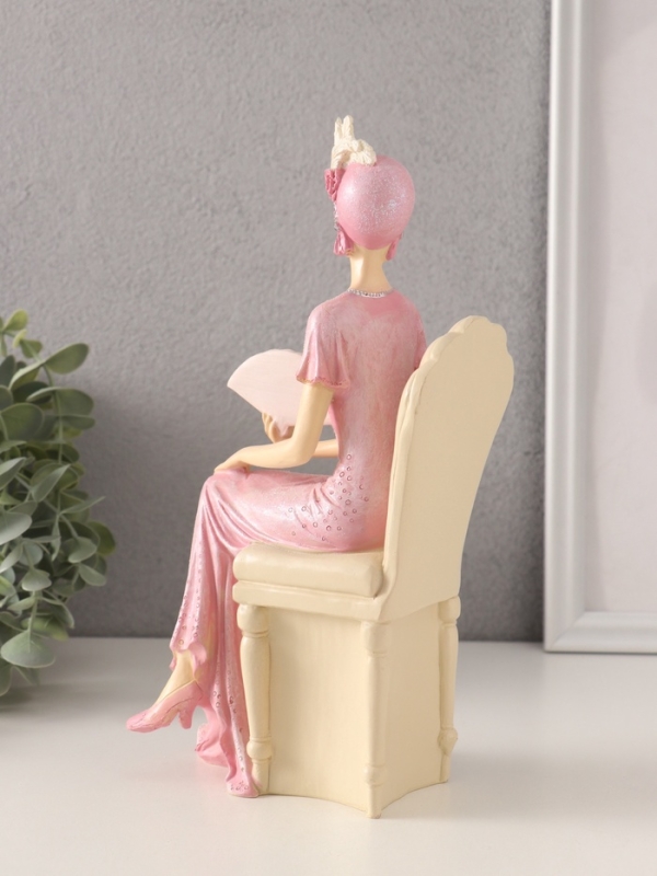 Сувенир полистоун  Сувенир полистоун "Мадмуазель Элиза в розовом платье с веером, в кресле" 13х9х25 см