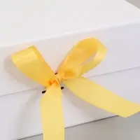 Коробка подарочная на магните с бантом, 26&times;26&times;12 см, самосборная, бело-золотая