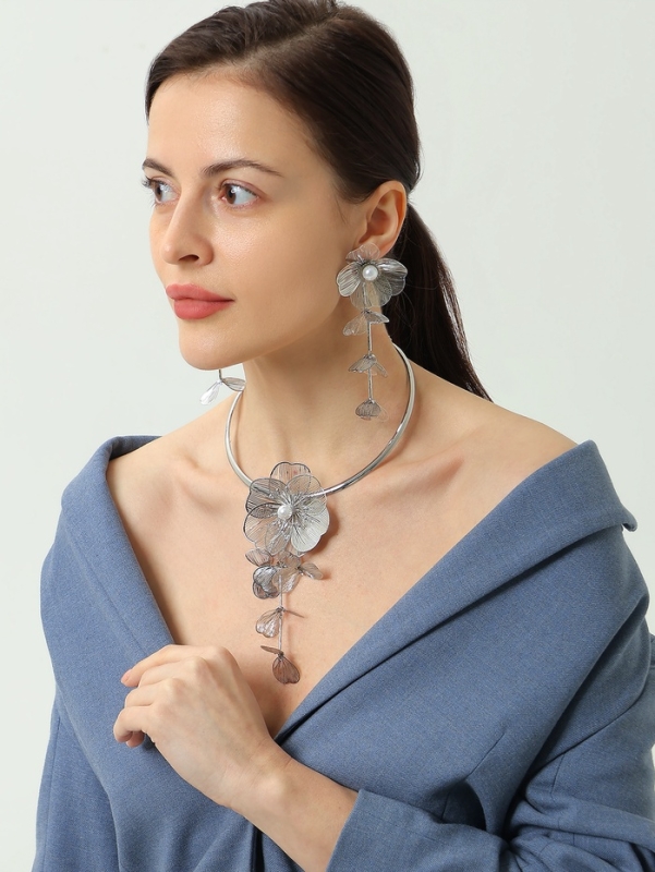 Набор 2 предмета: серьги, колье «Цветок» бусина и стразик, белый в серебре, d=14 см Набор 2 предмета: серьги, колье «Цветок» бусина и стразик, белый в серебре, d=14 см