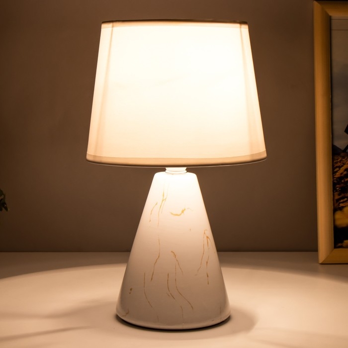 Настольная лампа Настольная лампа "Брианна" E14 40Вт белый 18х18х28,5 см RISALUX