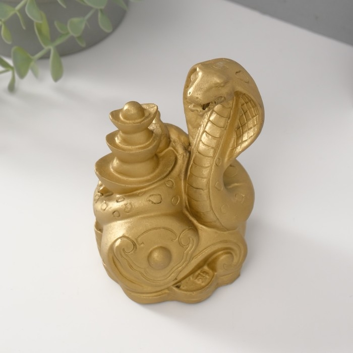 Нэцкэ полистоун Нэцкэ полистоун "Кобра с золотыми слитками" 8х8,7х13,5 см