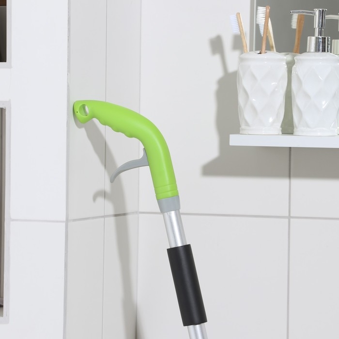 Швабра для мытья пола с распылителем Доляна, насадка из микрофибры 40×14 см, металлическая ручка 125 см, цвет МИКС Швабра для мытья пола с распылителем Доляна, насадка из микрофибры 40×14 см, металлическая ручка 125 см, цвет МИКС