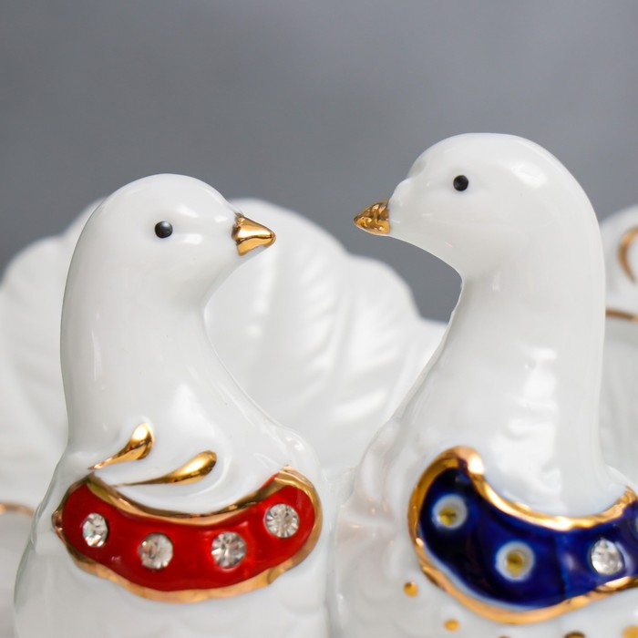 Сувенир керамика под фарфор 2 голубка 15*7,5*7 см, стразы Сувенир керамика под фарфор 2 голубка 15*7,5*7 см, стразы