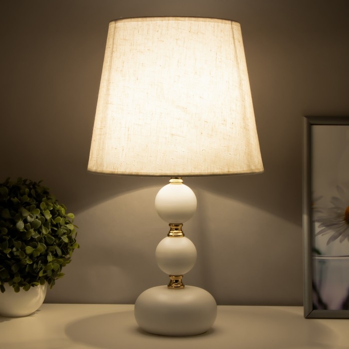 Настольная лампа Катания 1x60Вт E27 бело-золотой 25х25х45 см RISALUX Настольная лампа Катания 1x60Вт E27 бело-золотой 25х25х45 см RISALUX