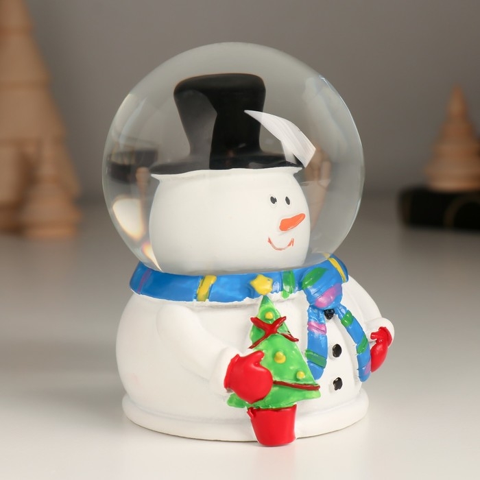 Сувенир полистоун водяной шар свет Сувенир полистоун водяной шар свет "Снеговик с ёлочкой в шлеме-пузыре" 6,5х6,7х9,5 см