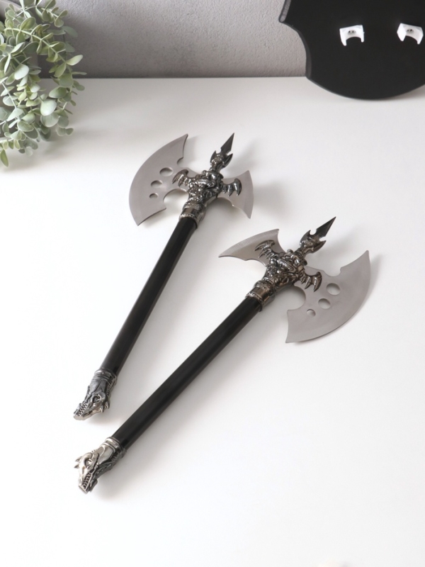 Сувенирное оружие " Топоры" на планшете со львом, 45х57 см