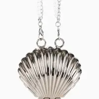 Сумка мини-клатч на магните, в форме ракушки, жёсткий корпус, на длинной цепочке, серебристая