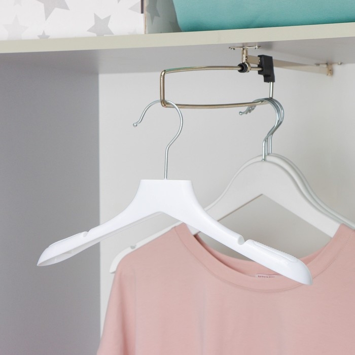 Плечики для одежды детская, размер 32-34, широкие, антискользящие плечи, цвет белый Плечики для одежды детская, размер 32-34, широкие, антискользящие плечи, цвет белый