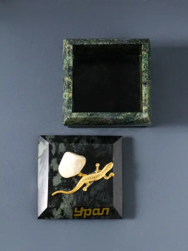 Шкатулка для украшений &laquo;Урал&raquo;, змеевик, с декоративным камнем, 6.5&times;6.5&times;5.5 см