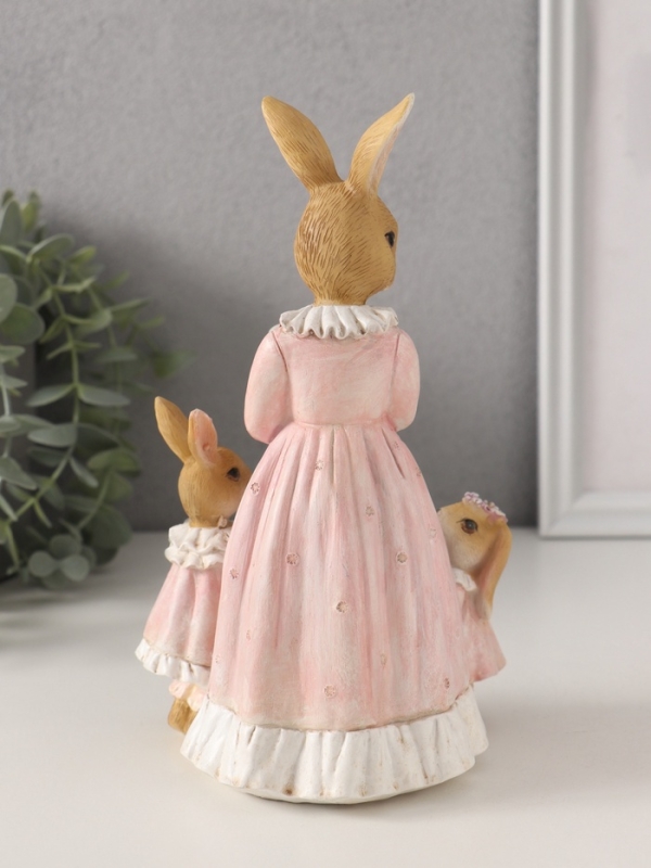 Сувенир полистоун Сувенир полистоун "Мама зайка с дочками - именнинный торт" розовый 12,5х9,5х20,5 см