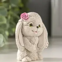 Статуэтка "Кролик с цветком" 7х5х4 см, серый