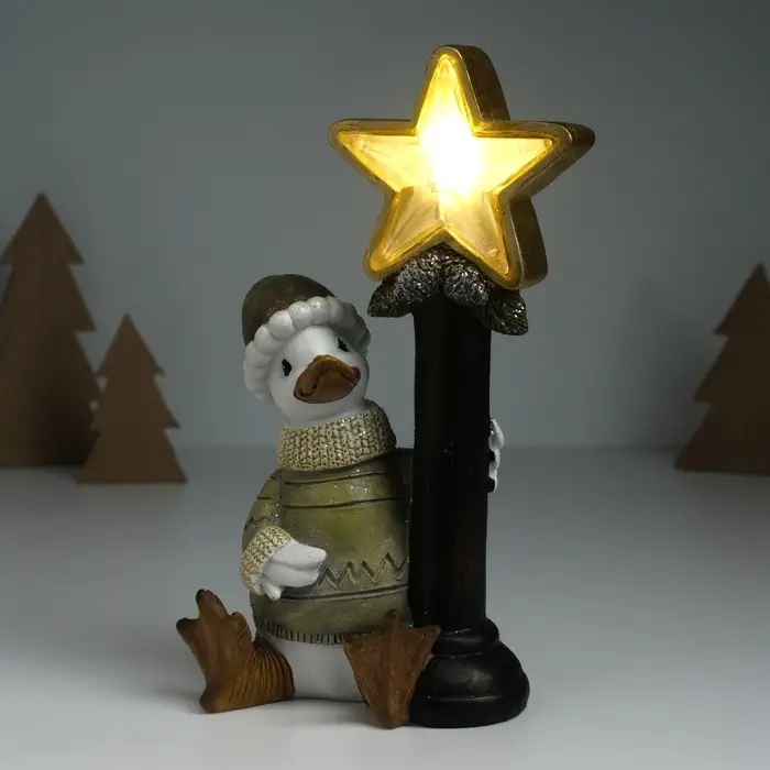 Фигурка светящаяся полистоун &laquo;Гусь в свитере у фонарного столба со звездой&raquo;, 12.5&times;9&times;20.3 см