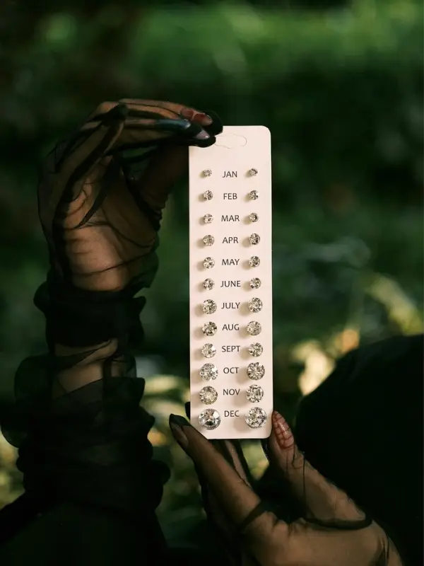 Серьги пусеты One year, 12 пар, классика, белые в серебре