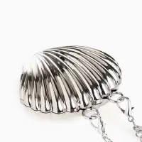 Сумка мини-клатч на магните, в форме ракушки, жёсткий корпус, на длинной цепочке, серебристая