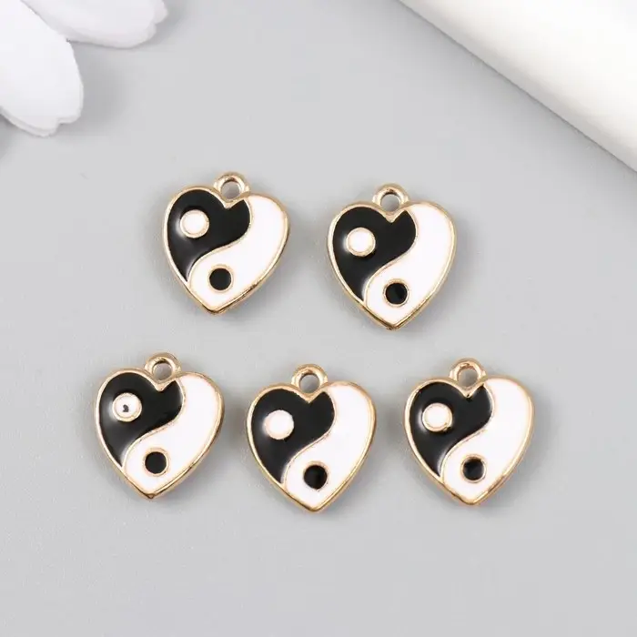 Металлический элемент, декоративная подвеска &laquo;Арт Узор. Сердце инь-ян&raquo;, эмаль, золото, 0.3&times;1.4&times;1.6 см