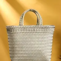 Сумка плетёная пластиковая 30х15х35 см, цв. чёрный-белый Сумка плетёная пластиковая 30х15х35 см, цв. чёрный-белый