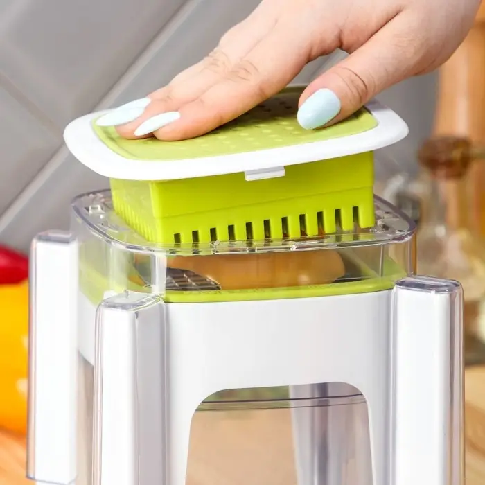 Овощерезка универсальная с контейнером Доляна Fresh Cook, 3 сменные насадки и пушер, 14.5&times;14.5&times;21 см, бело-зелёная