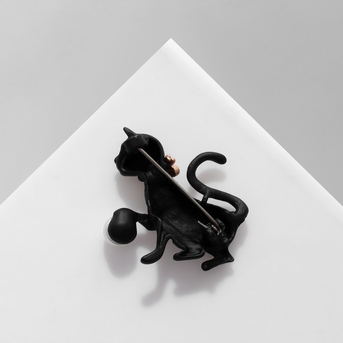 Брошь «Кошка» с жемчужинкой, цвет чёрно-белый в золоте Брошь «Кошка» с жемчужинкой, цвет чёрно-белый в золоте