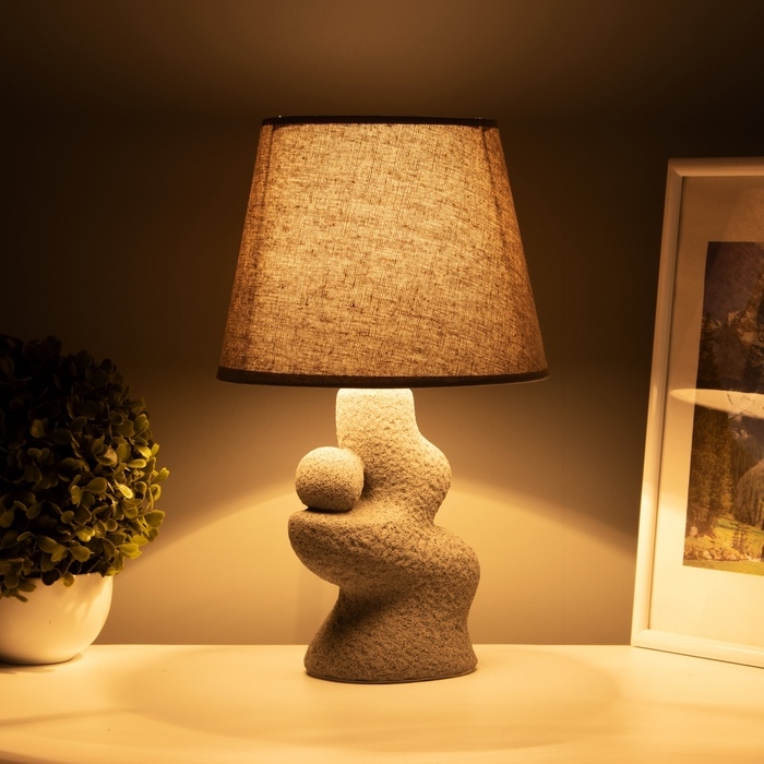 Настольная лампа с абажуром RISALUX &laquo;Гряда&raquo;, 1&times;40 Вт, Е27, серый, фигурное основание, 20&times;20&times;32 см