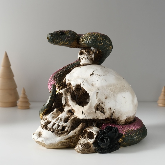 Сувенир полистоун свет Сувенир полистоун свет "Череп со змеёй" 19,5х14,5х17,5 см
