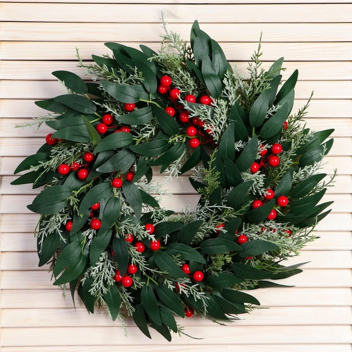 Венок новогодний d- 33 см  Венок новогодний d- 33 см "Уютная сказка" листья ягоды веточки