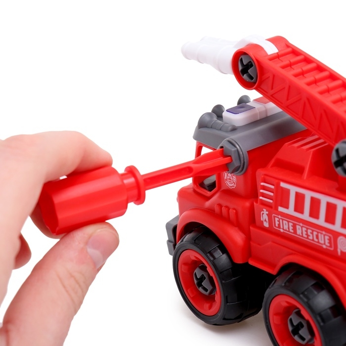 Конструктор винтовой «Пожарная машина», с отвёрткой, 31 деталь Конструктор винтовой «Пожарная машина», с отвёрткой, 31 деталь