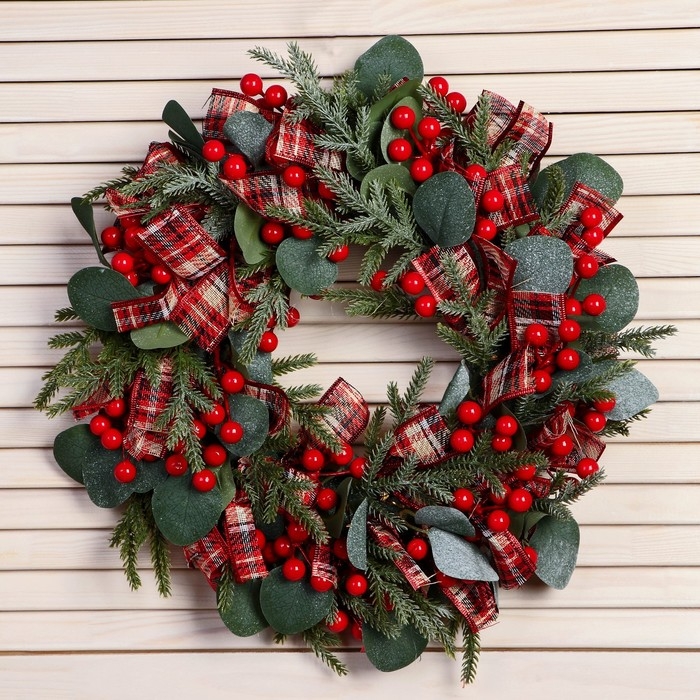 Венок новогодний d- 35 см  Венок новогодний d- 35 см "Уютная сказка" клетчатые ленты ягоды матовые листья