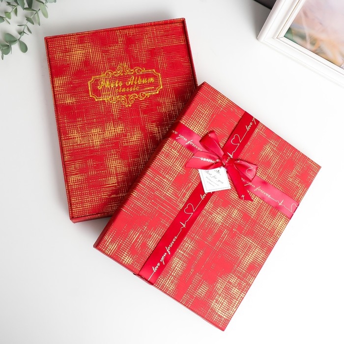 Фотоальбом на 200 фото 10х15 см Фотоальбом на 200 фото 10х15 см "Золотые чёрточки на красном" в коробке 26,5х20,5х4,5 см