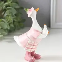 Сувенир полистоун "Гусыня в розовом платье с передником, с малышом" 6х4х9,5 см