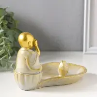 Подставка под благовония полистоун "Маленький послушник и лист" беж с патиной 18х10х10,5 см    10964