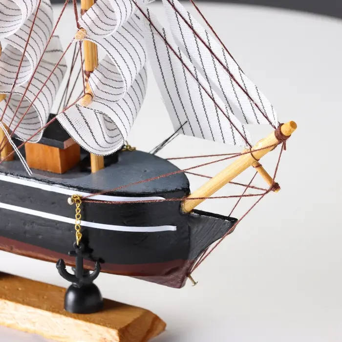 Сувенирная модель корабля &laquo;Ковда&raquo;, борта чёрные с белыми полосами, паруса белые, 5.5&times;24&times;22 см