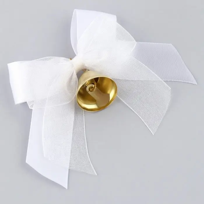 Колокольчик на булавке с бантом на выпускной, белый, d = 2,6 см