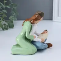 Сувенир полистоун "Молодые родители с малышом" 6,8х13,5х11,5 см