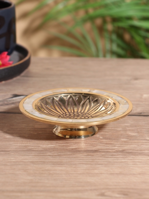 Блюдо сервировочное на ножке Блюдо сервировочное на ножке "Подсолнух" латунь с перламутром 11х11х2,5 см