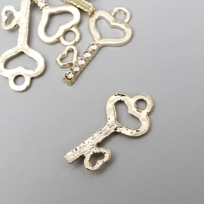 Металлический элемент, декоративная подвеска «Арт Узор. Ключик с сердечками», золото, стразы, 2.5×1.2 см