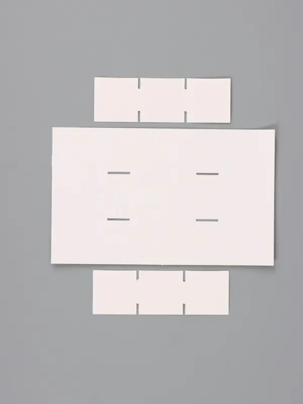 Коробка для 9 конфет &laquo;Венок на белом&raquo;, 14.7&times;14.7&times;3.5 см