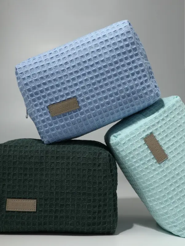 Косметичка женская на молнии TEXTURA, объёмная, средний размер, мягкая, голубая