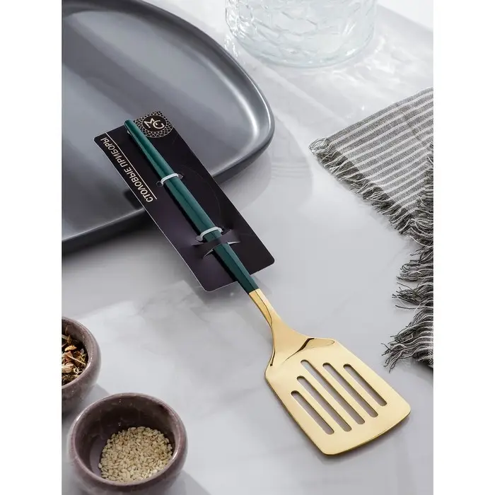 Лопатка перфорированная из нержавеющей стали Magistro «Грэйс», длина 26 см, цвет ручки зелёный, цвет головы золотой