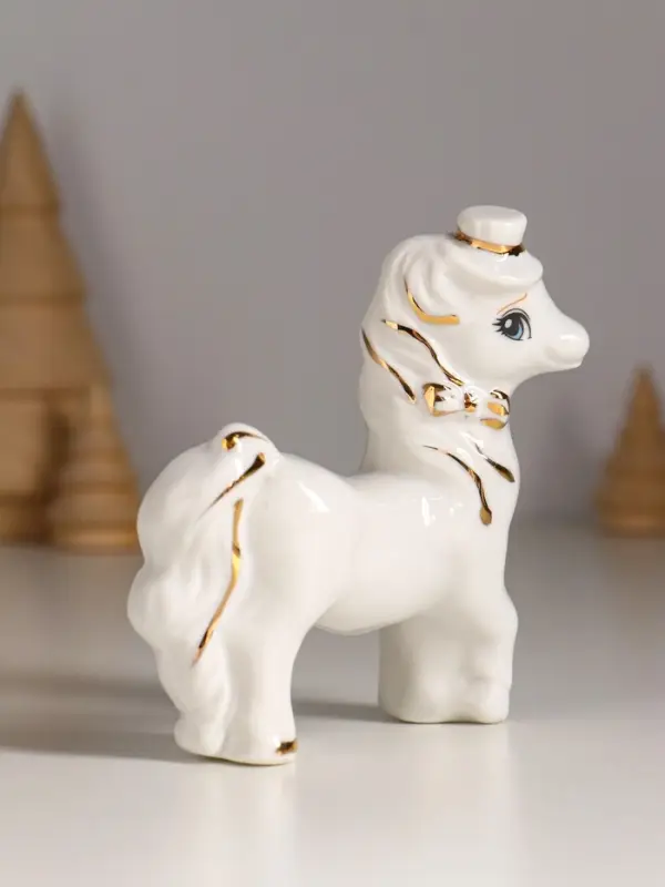 Сувенир керамика "Лошадка с бантом и шляпкой" белый с золотом 8,5х3х10 см