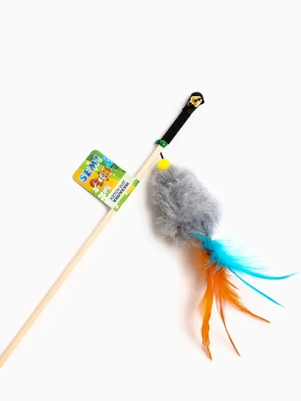 Дразнилка - удочка &laquo;Мышка с колокольчиком и перьями&raquo;. на деревянной палочке, серая