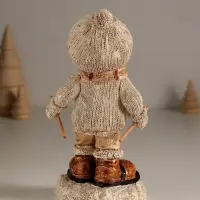Фигурка полистоун &laquo;Малыш в вязаном наряде на мини-лыжах&raquo;, 8.5&times;8&times;17.5 см