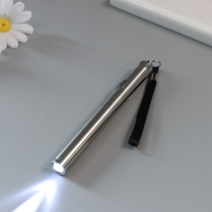 Фонарик свет с ремешком металл  Фонарик свет с ремешком металл "Серебро"  AAAx2 шт 1,4х1,4х13,5 см