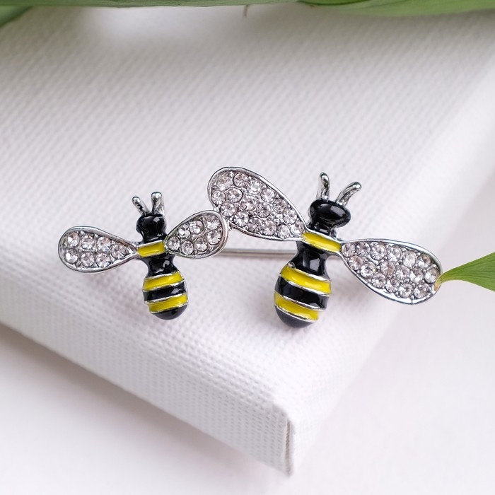 Брошь «Пчёлки», цветная в серебре Брошь «Пчёлки», цветная в серебре