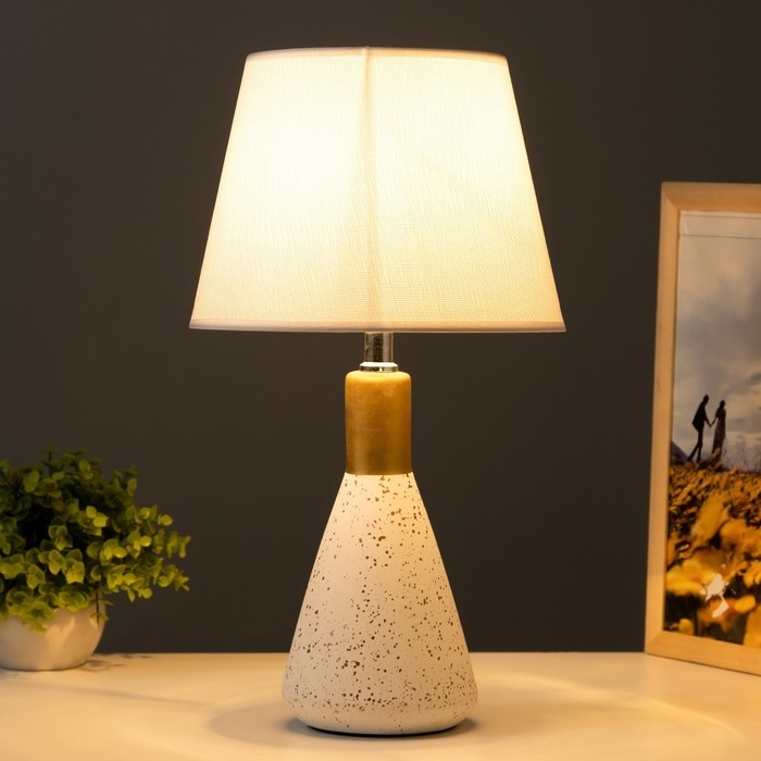 Настольная лампа Настольная лампа "Амбр" E14 40Вт белый-золото 23х23х43 см RISALUX